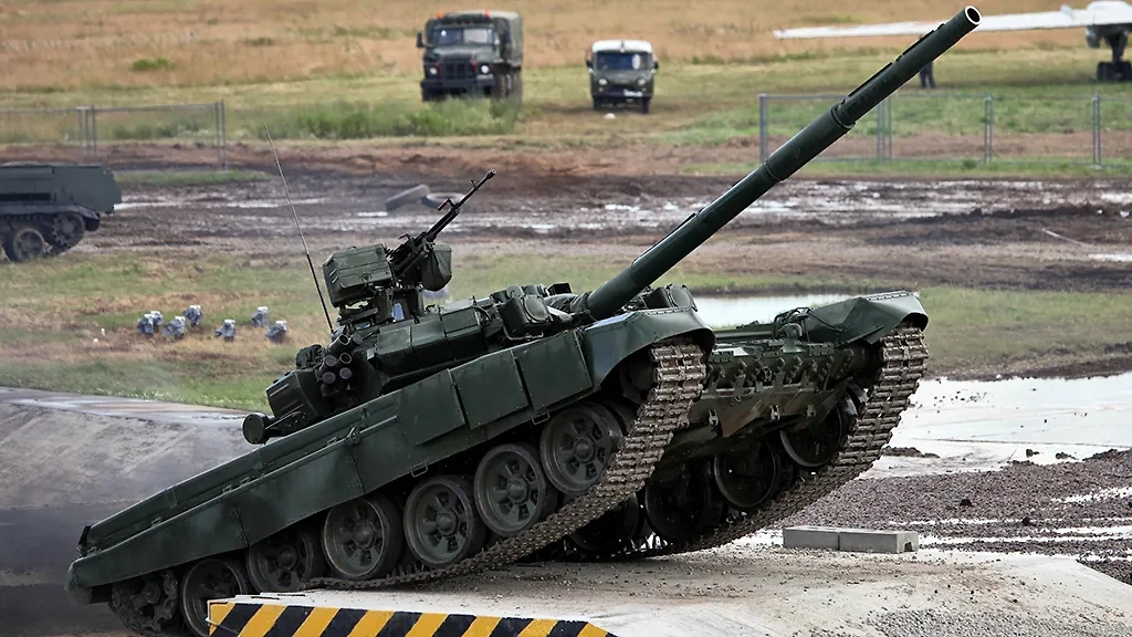 Прохождение препятствий на полигоне на российском танке Т-90 © Wikipedia / Vitaly V. Kuzmin