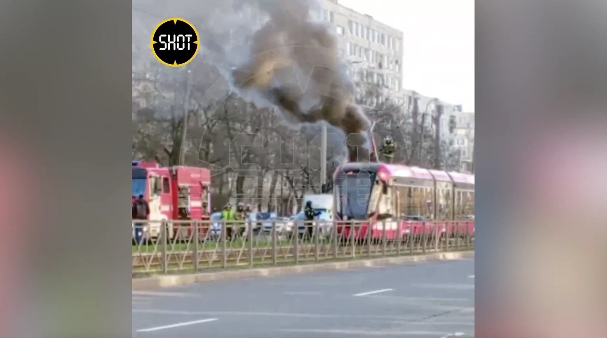 Загоревшийся трамвай в Петербурге. Обложка © SHOT
