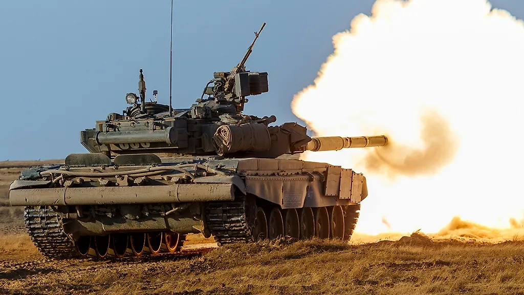 Танк Т-90 во время стрельб. Фото © ТАСС / Вадим Савицкий