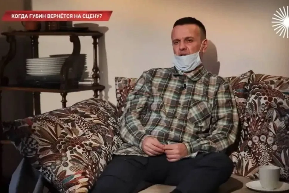 Губин в маске во время интервью. Скриншот © YouTube / Центральное телевидение