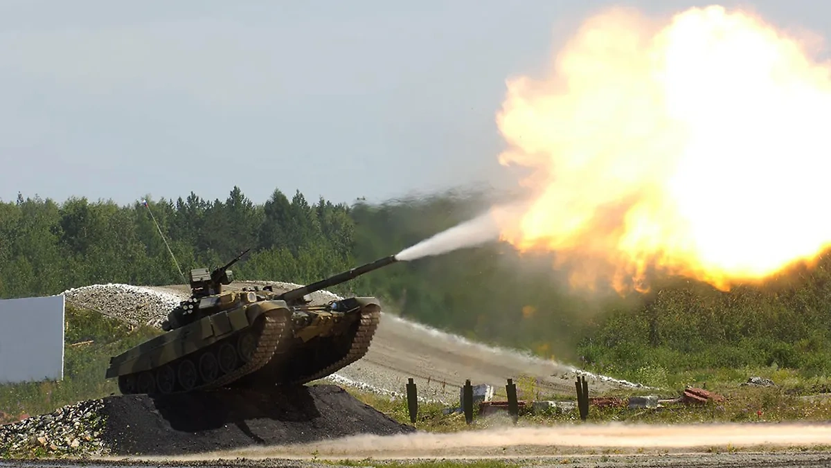 Танк Т-90 во время боевой стрельбы на ходу. Обложка © Telegram / Уралвагонзавод — УВЗ