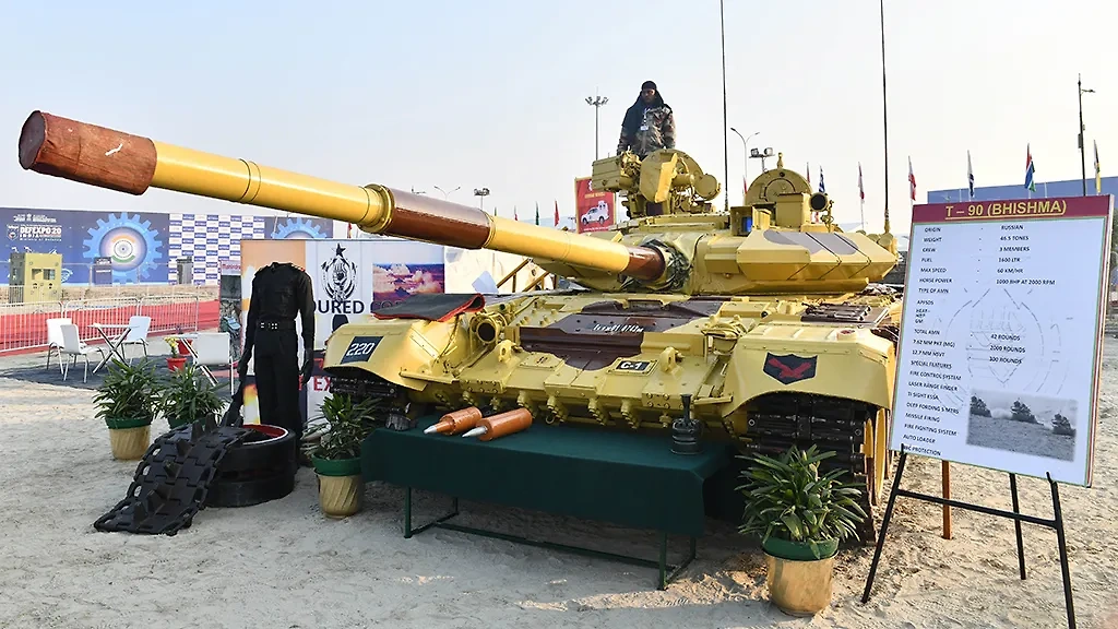 Танк Т-90 Вооружённых сил Индии представлен на международной выставке оборонной промышленности в Индии, Лакхнау. Фото © ТАСС / EPA / STRINGER