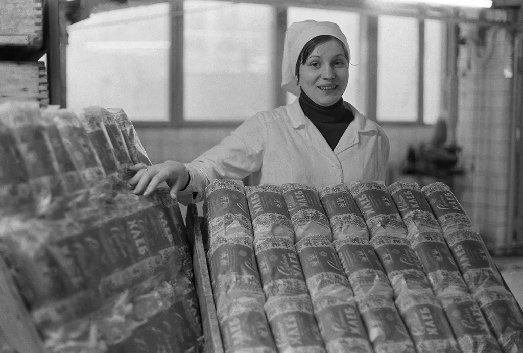 Какой продукт СССР любили больше всего? Килограммовый хлеб-"кирпич" — он был не только вкусным, но и гигантским по размерам. Фото © ТАСС / Анатолий Морковкин
