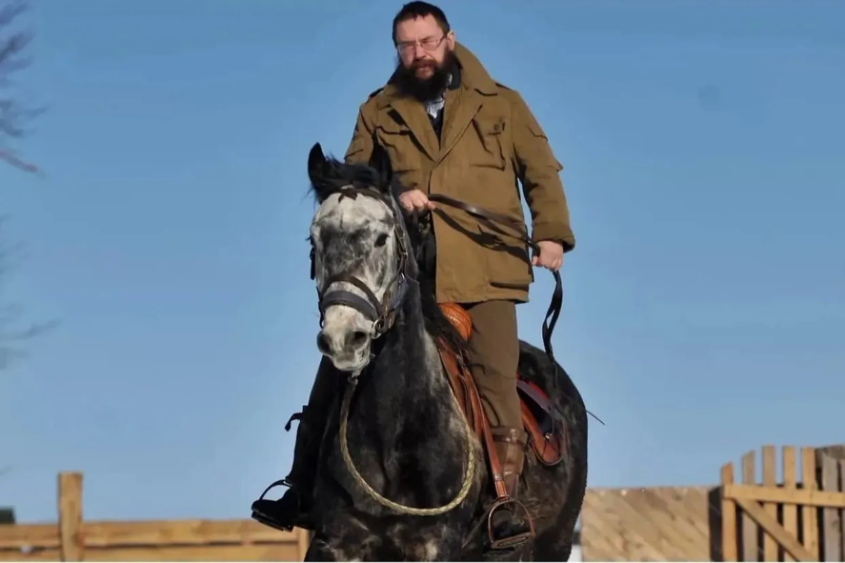 Герман Стерлигов передвигается по слободе на коне. Фото © VK / Алёна Стерлигова