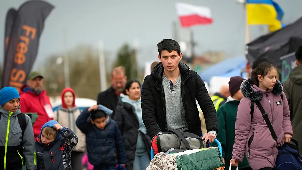 Многие страны добиваются возвращения украинских беженцев-мужчин на Украину. Обложка © TASS / Sergei Grits