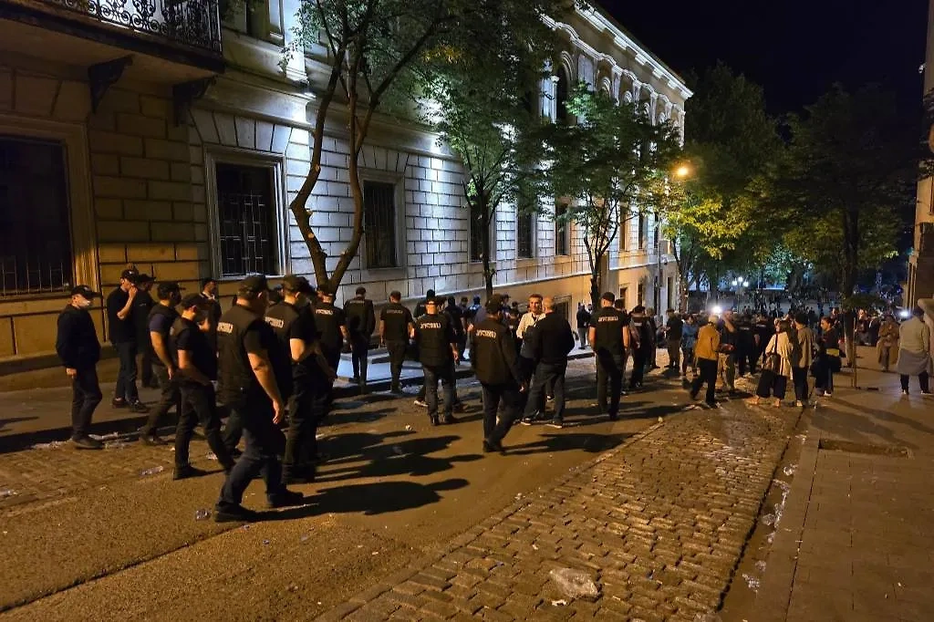Полиция сняла оцепление у здания парламента Грузии. Обложка © X / Mariam Nikuradze