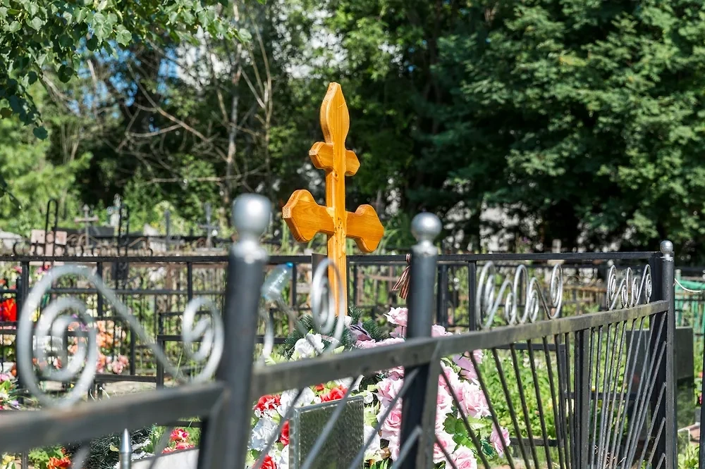 Протоиерей назвал традицию ездить на кладбище перед Пасхой далёкой от христианства. Обложка © Shutterstock / FOTODOM