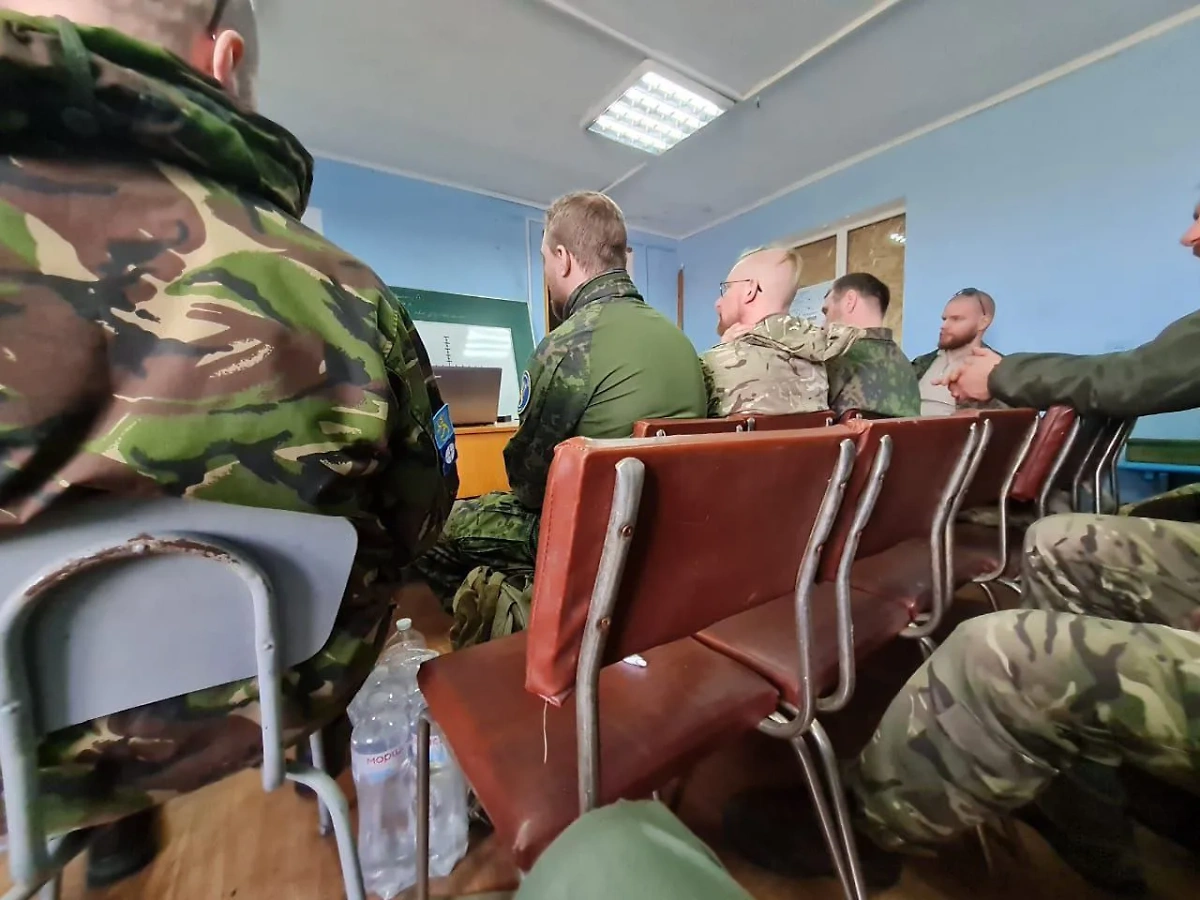 Фотографии финских офицеров на аэродроме Коротич в Харьковской области. Фото © Telegram / Джокер ДНР