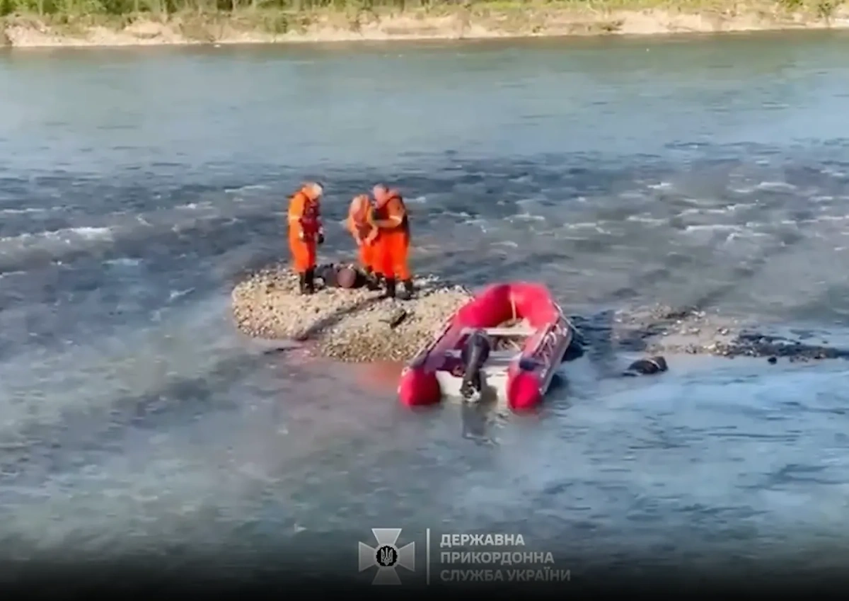 Два украинца пытались убежать в Румынию с Украины, но утонули в реке Тисе. Видео © Telegram / Погранслужба Украины