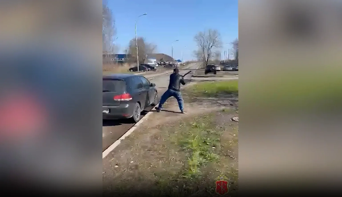 В Кронштадте мужчина разбил стёкла автомобиля бывшей начальницы. Видео © Telegram / Петербургская полиция