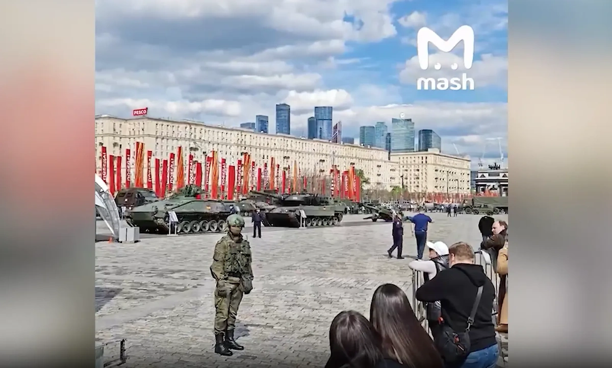 Китайские соцсети публикуют видео с выставки трофеев из зоны СВО в Москве. Обложка © Telegram / Mash