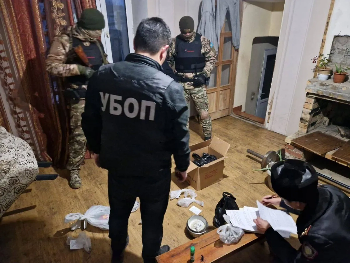 На Украине накрыли несколько банд телефонных аферистов. Обложка © МВД Казахстана