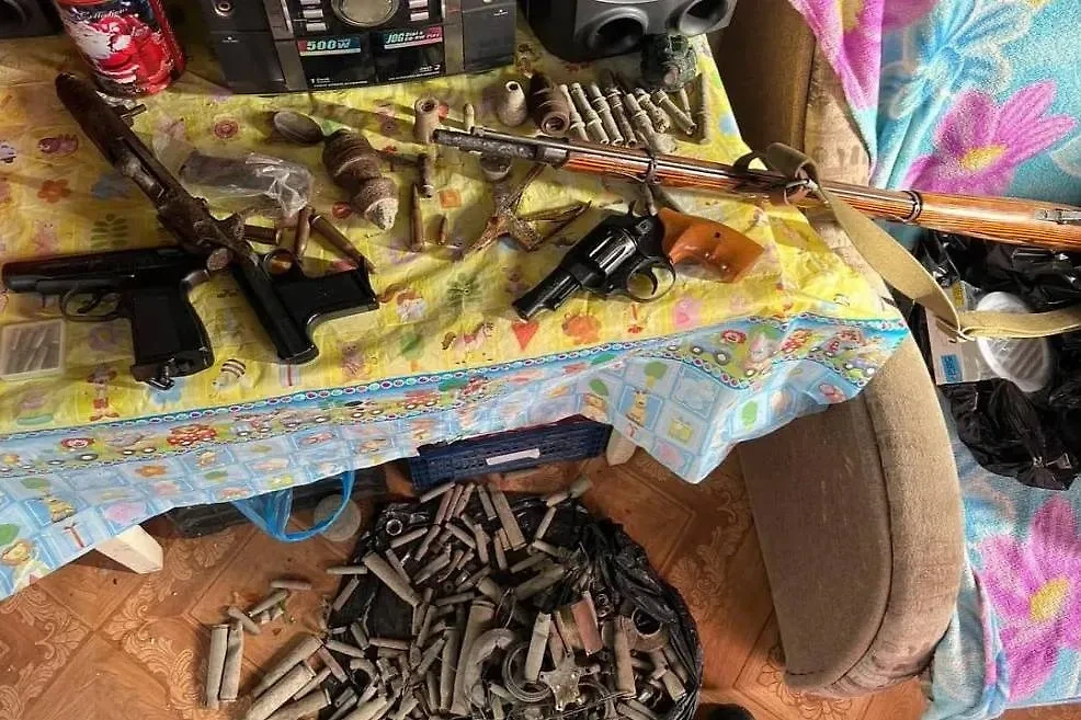 Полиция обнаружила склад с раритетным оружием в доме керчанина. Фото © Telegram / МВД МЕДИА