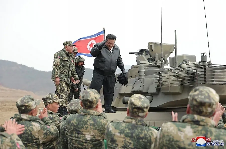 Северокорейский лидер Ким Чен Ын на новом танке КНДР. Обложка © ЦТАК
