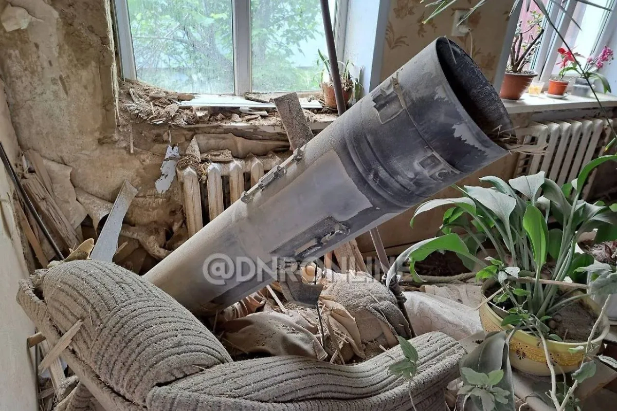 Во время обстрела ВСУ в Петровском районе Донецка ракета пробила крышу с потолком и осталась в кресле. Обложка © Telegram / ДНР Онлайн 🅉