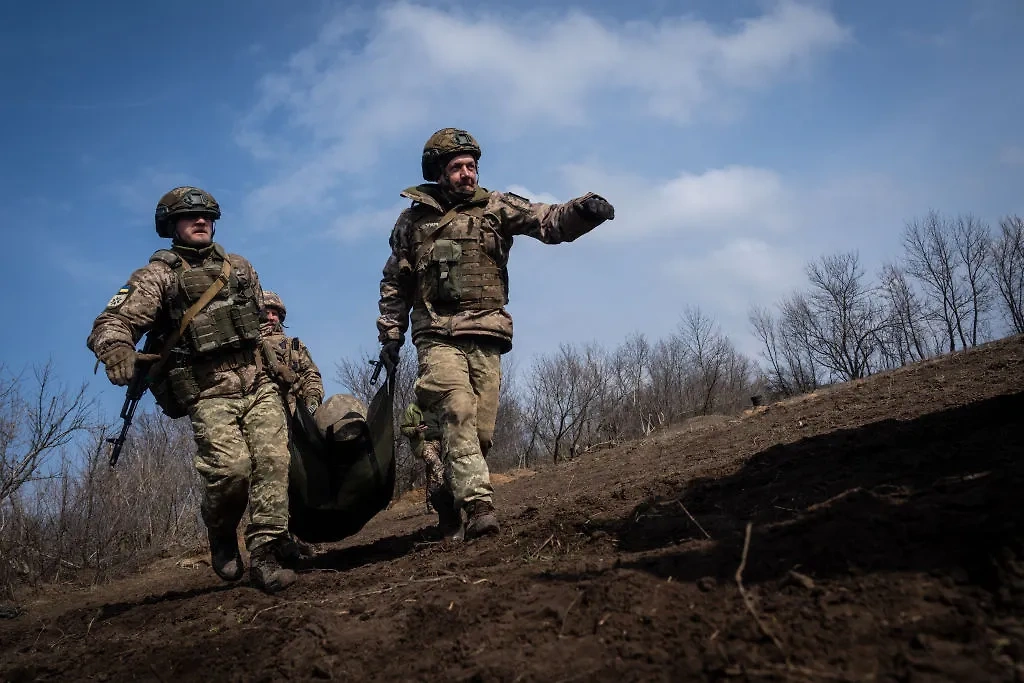 Солдаты ВСУ несут раненых. Фото © Getty Images / Wolfgang Schwan / Anadolu