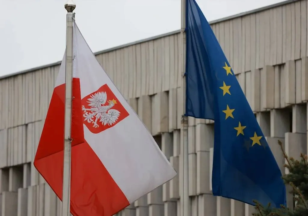 Членство Польши дорого обошлось ЕС. Обложка © freepik / Владимир Гердо