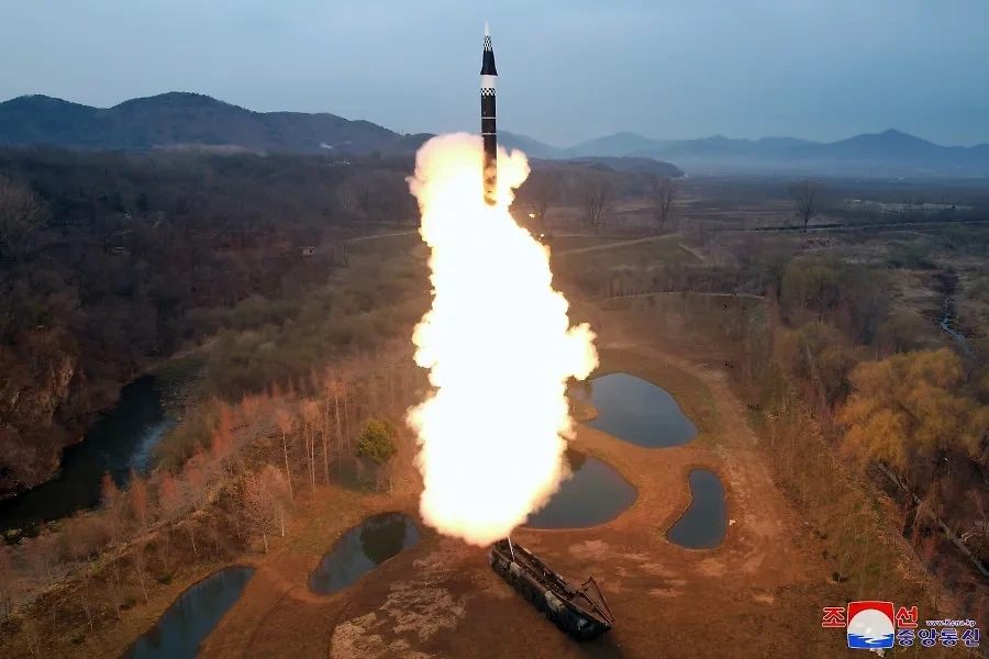 Северная Корея провела успешные испытания новой ракеты средней и большей дальности "Хвасонпхо-16Б". Обложка © ЦТАК