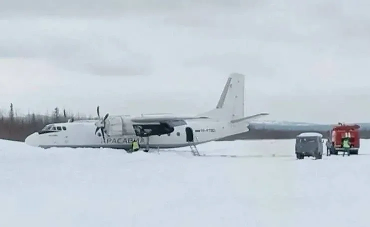 Самолёт Ан-24 с пассажирами выкатился за пределы ВПП в Красноярском крае. Обложка © Telegram / Западно-Сибирская транспортная прокуратура