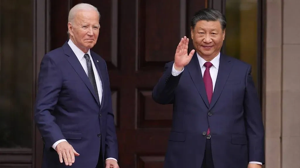 Президент США Джо Байден (слева) и председатель КНР Си Цзиньпин (справа). Обложка © ТАСС / Doug Mills