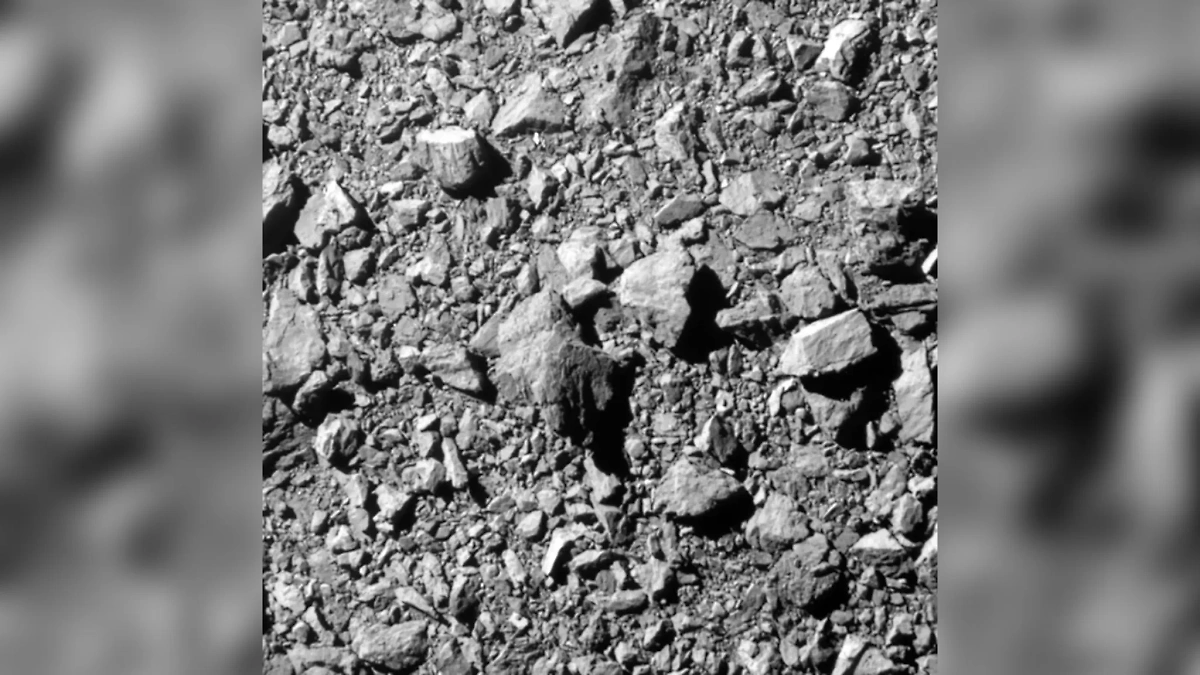 Поверхность астероида Диморф, снятая зондом DART за секунды до столкновения. Фото © NASA