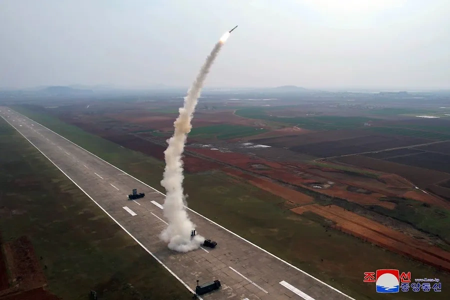  КНДР провела пробный запуск новой зенитной ракеты "Пёльджи-1-2". Обложка © ЦТАК
