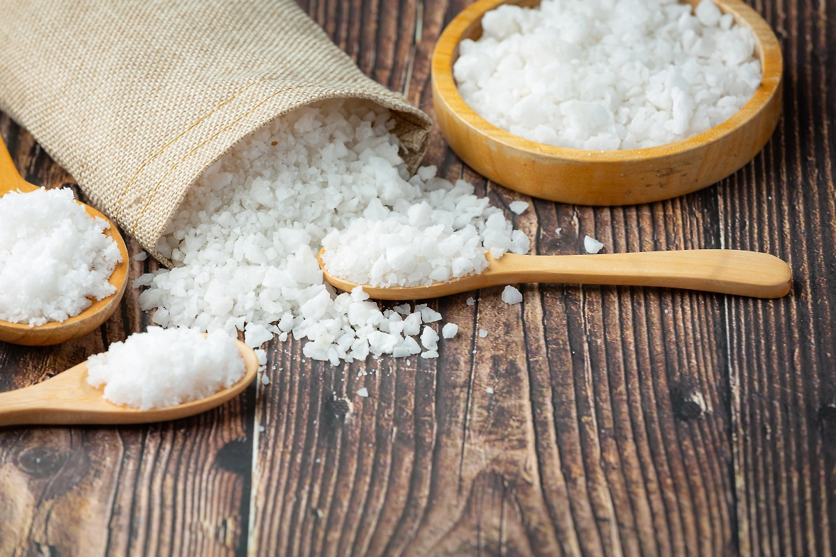 Взрослым нужно употреблять не более 2000 мг соли в день. Обложка © Freepik / jcomp