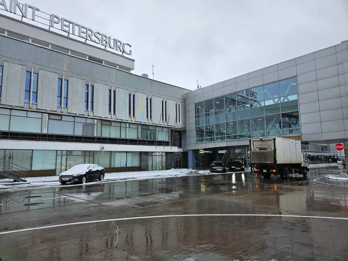 Место столкновения грузовика со зданием терминала Пулково в Петербурге. Фото © Telegram / Северо-Западная транспортная прокуратура