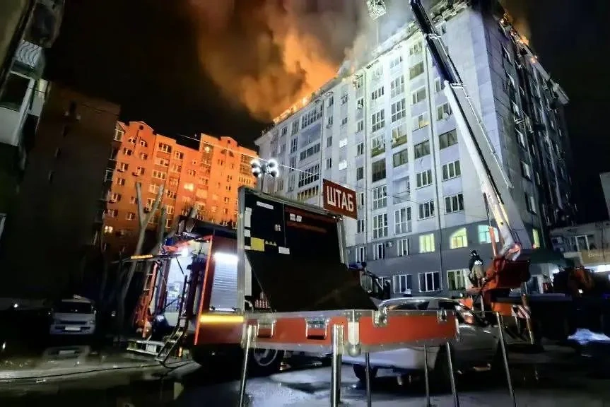 В Новосибирске загорелась кровля многоэтажного дома на 900 квадратных метрах. Обложка © t.me / МЧС России