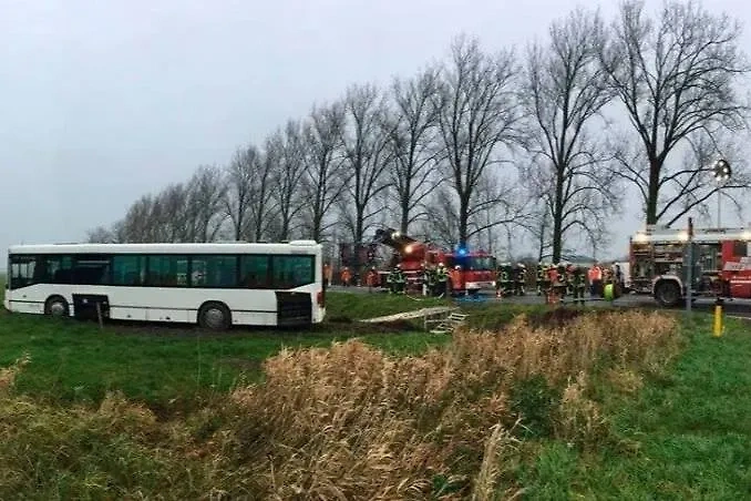 На западе Германии перевернулся автобус с детьми, из-за чего пострадали 27 школьников. Обложка © X / @V_of_Europe