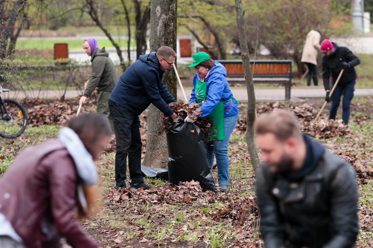 Субботник в парке "Сокольники". Обложка © Агентство "Москва" / Василий Кузьмичёнок 