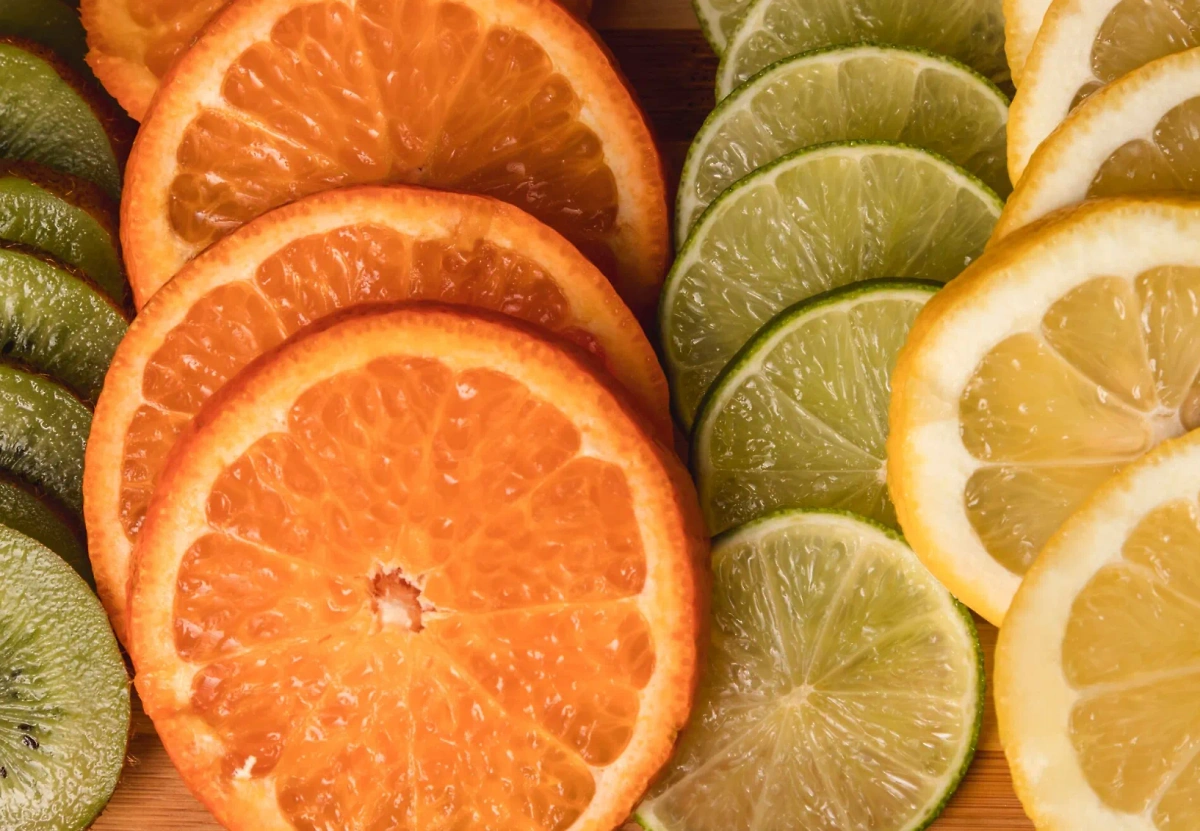 В цитрусах содержится большое количество витамина C, который играет ведущую роль в борьбе со стрессами. Обложка © Freepik.com