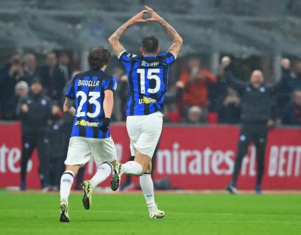 Франческо Ачерби после гола в ворота "Милана". Обложка © X / Inter