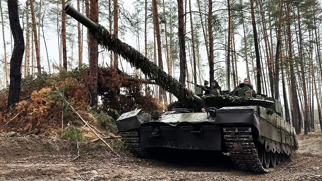 Танковые экипажи Т-80БВМ мотострелкового полка группировки "Центр" во время работы в районе Торского участка в зоне СВО. Фото © ТАСС / Пресс-служба Минобороны РФ