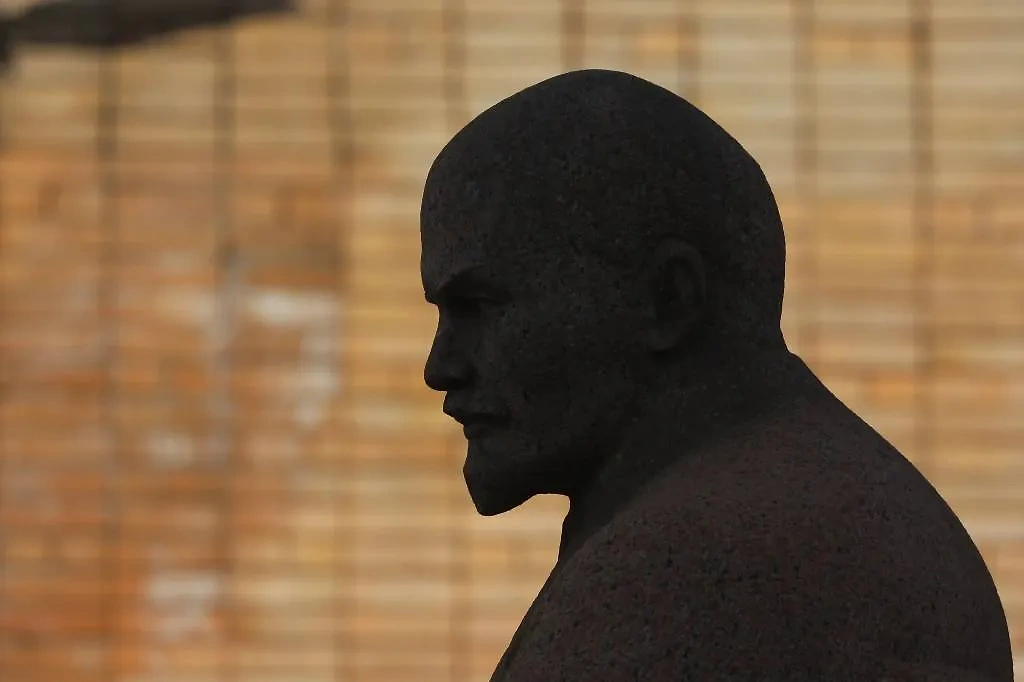 Памятник Владимиру Ленину. Обложка © Алексей Белкин / Бизнес Online / ТАСС