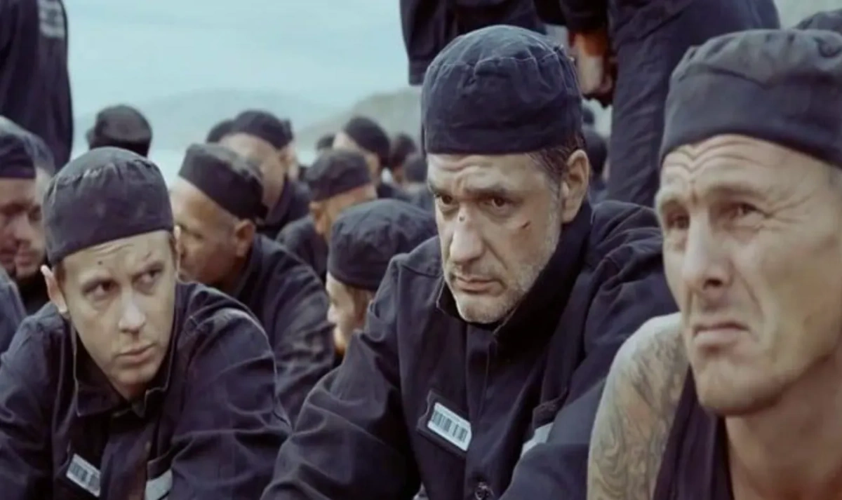 Тюремные правила гласят, что учителя — полезные люди, которых трогать нельзя. Кадр из фильма "Новая земля", режиссёр Александр Мельник, сценарист Ариф Алиев / Kinopoisk