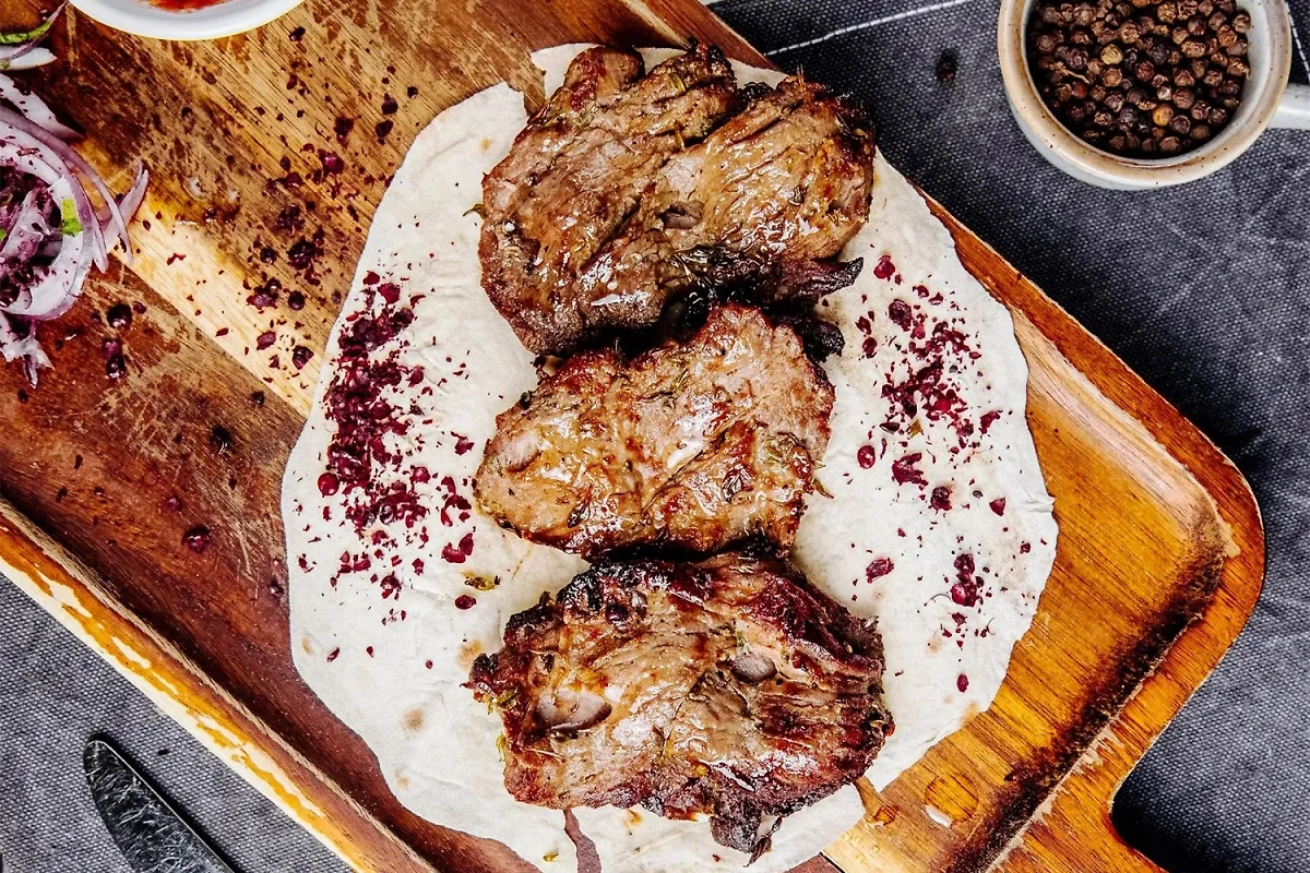 Шашлык из баранины — это классика. Он очень вкусный, но мясо легко пересушить. Фото © Freepik / stockking