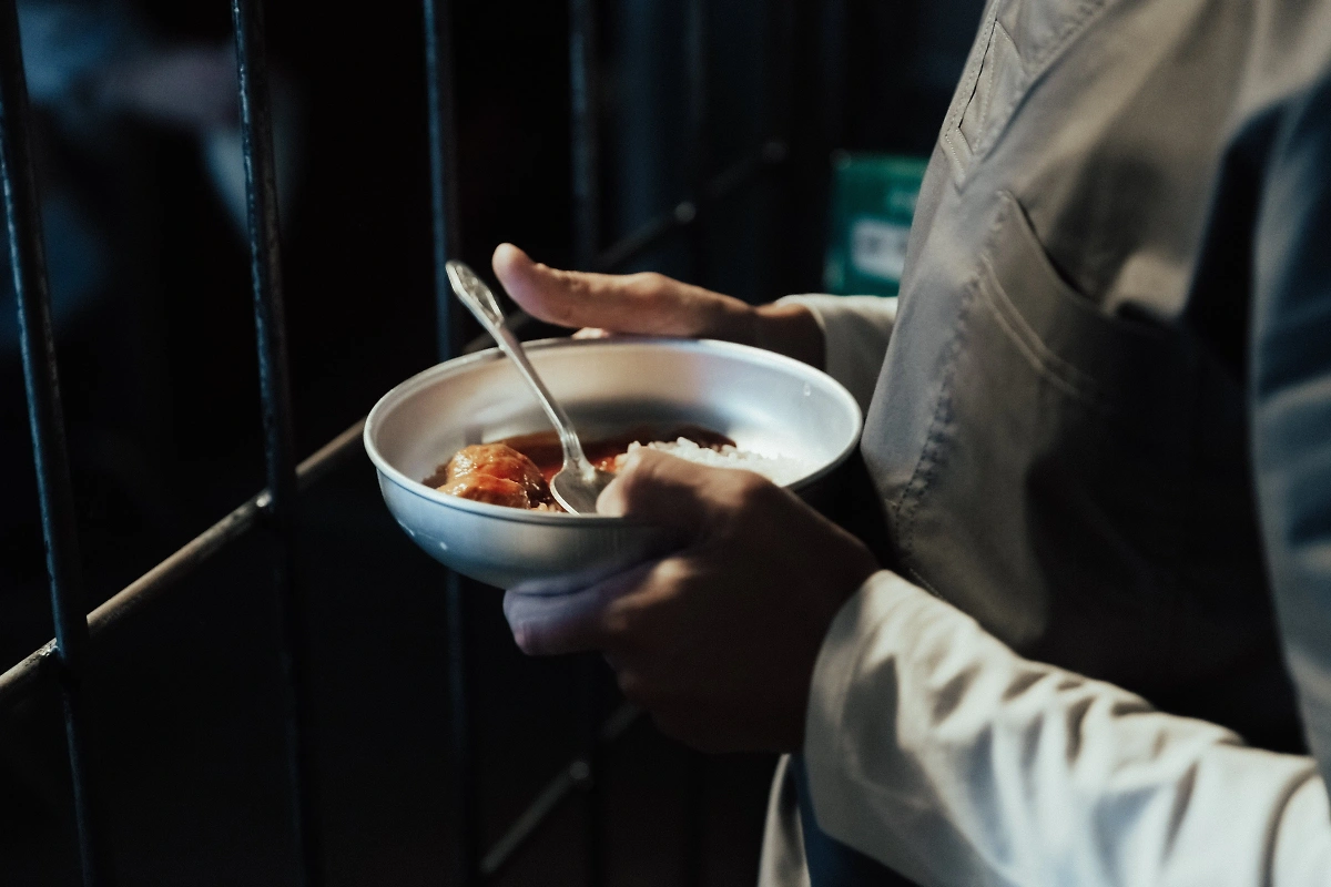 Бывший преступник всегда ест одно и то же. Эта привычка у него осталась с тюрьмы. Фото © Shutterstock / FOTODOM