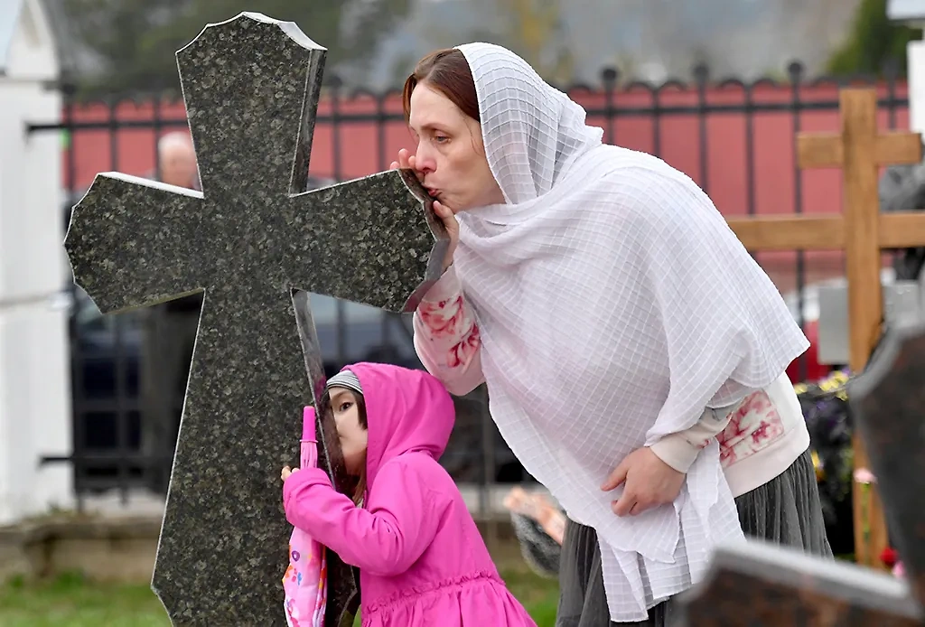 Можно ли детям на кладбище? Если это не похороны, то запрета на посещение детьми нет. Фото © ТАСС / Виктор Драчев