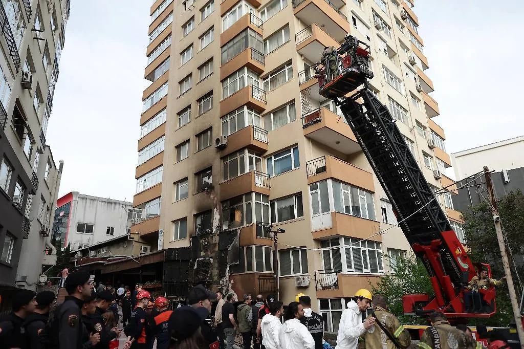 Многоэтажный дом в Стамбуле, в котором произошёл пожар. Обложка © ТАСС / EPA / ERDEM SAHIN