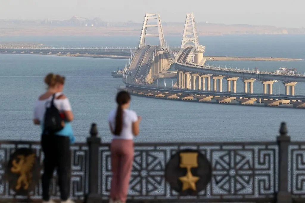 Вид на Крымский мост. Обложка © ТАСС / Сергей Мальгавко