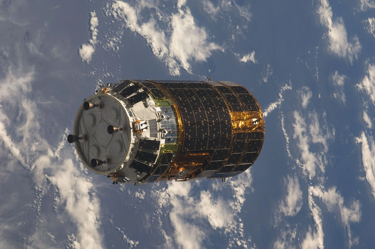 Японский грузовой космический корабль Kounotori (HTV), на котором с МКС спускали ящики с отработанными батареями. Фото © Wikipedia / NASA
