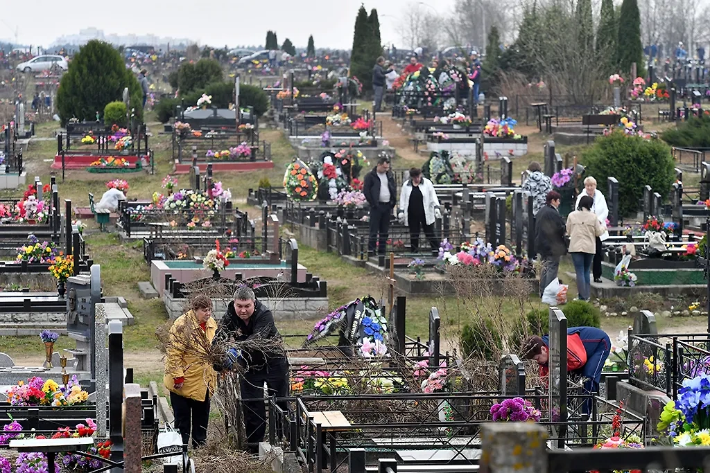 Можно ли ходить на кладбище в любое время, или есть какие-то ограничения? Посещать их нельзя только два раза в году. Фото © ТАСС / Виктор Драчев