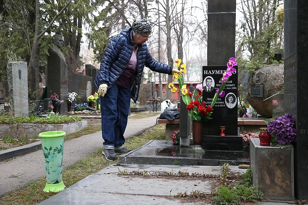 Убрать могилу на кладбище можно в вольном порядке. Фото © ТАСС / Гавриил Григоров
