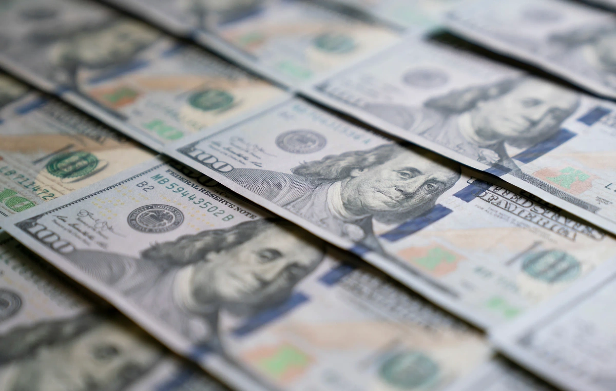 Снижение продаж валюты в апреле не должно привести к устойчивому ослаблению рубля, рассчитывают эксперты. Обложка © Shutterstock / FOTODOM 