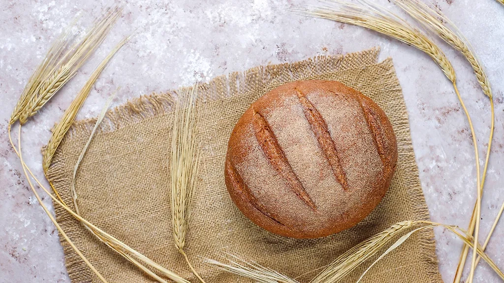 На Василия Тёплого 4 апреля принято печь небольшие пшеничные хлебцы в виде диска, символизирующие солнце. Фото © Freepik 