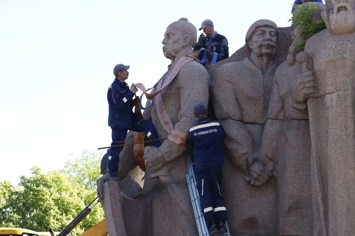 Демонтаж монумента под аркой "Свободы украинского народа". Фото © Telegram / КМДА – офіційний канал