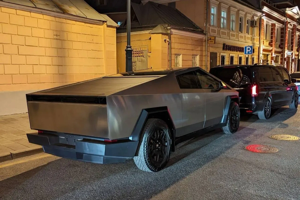 Tesla Cybertruck впервые замечен в Москве. Обложка © VK / M5 Ural Team