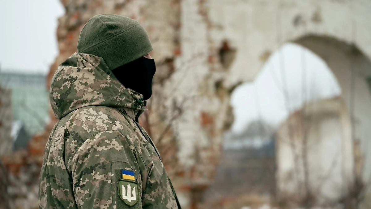 Украинский военный. Обложка © Shutterstock / FOTODOM
