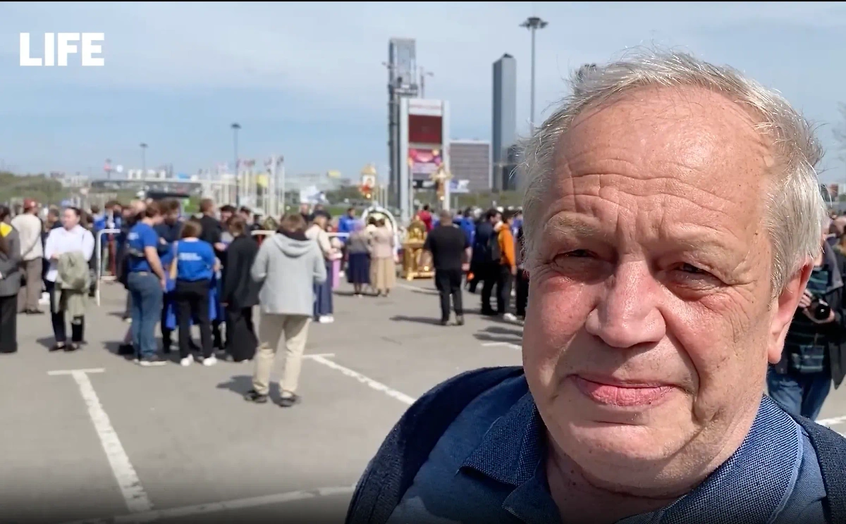 Посетитель мемориала у "Крокуса" рассказал о своих переживаниях после трагедии. Видео © Life.ru